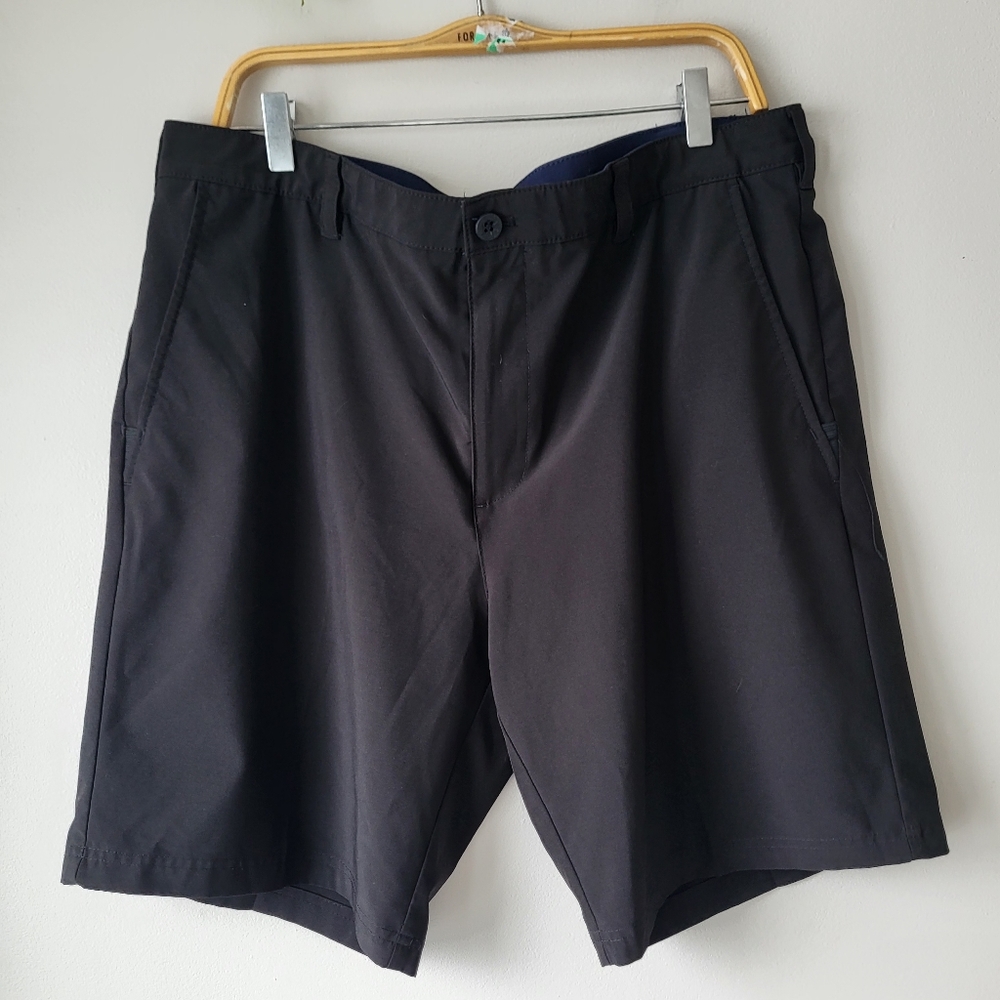 Izod Men's Black Classic Athletic Golf Shorts